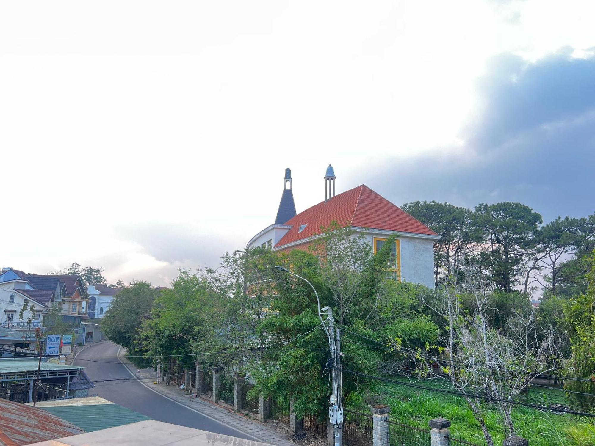 ホテル Xuan Truong Luxury Dalat エクステリア 写真